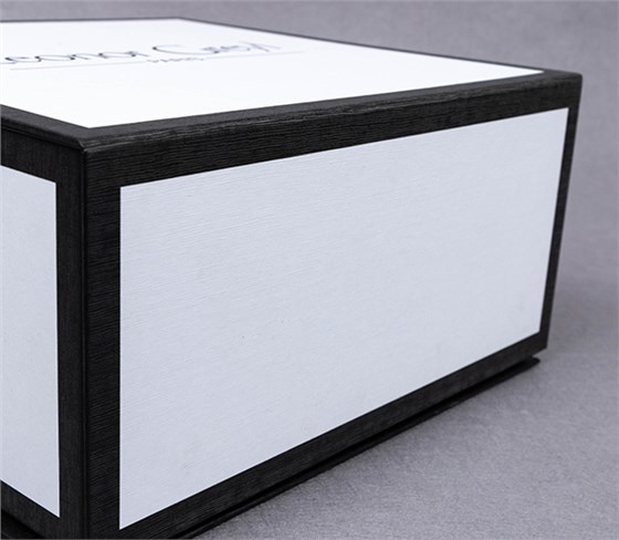 Leonor Greyl folding box