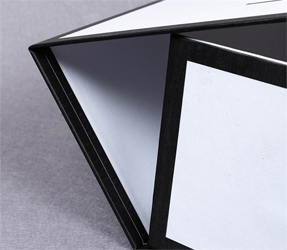 Leonor Greyl folding box