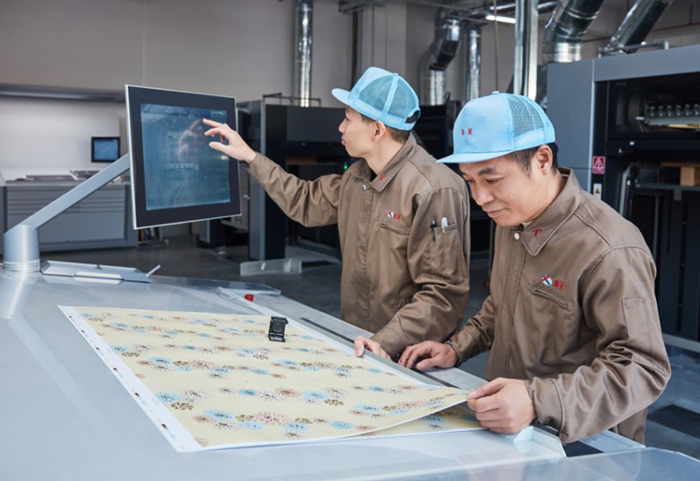 The team of Taixing Paper Bag working together