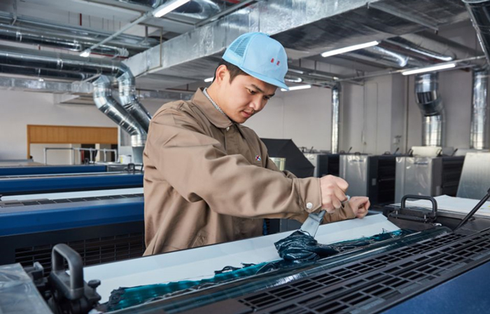 The team of Taixing Paper Bag working together