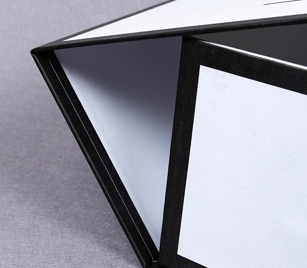 Leonor Greyl folding box